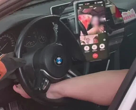 女子脚卡宝马车方向盘2小时！挤完一整管面霜还是拔不出，无奈拨打119求助