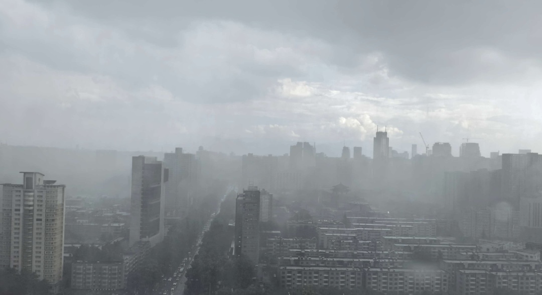 狂风暴雨！陕西多地发布雷雨大风预警 未来几天多降水天气