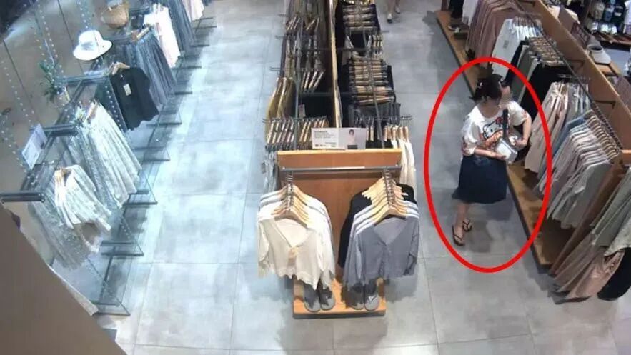 疯狂迷恋！女子三个月连偷数十次，家中宛如小型展厅