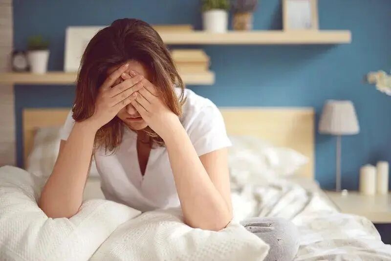 高温天夜跑后喝冰饮，男子胸痛送医！暴汗后这几件事千万别做→