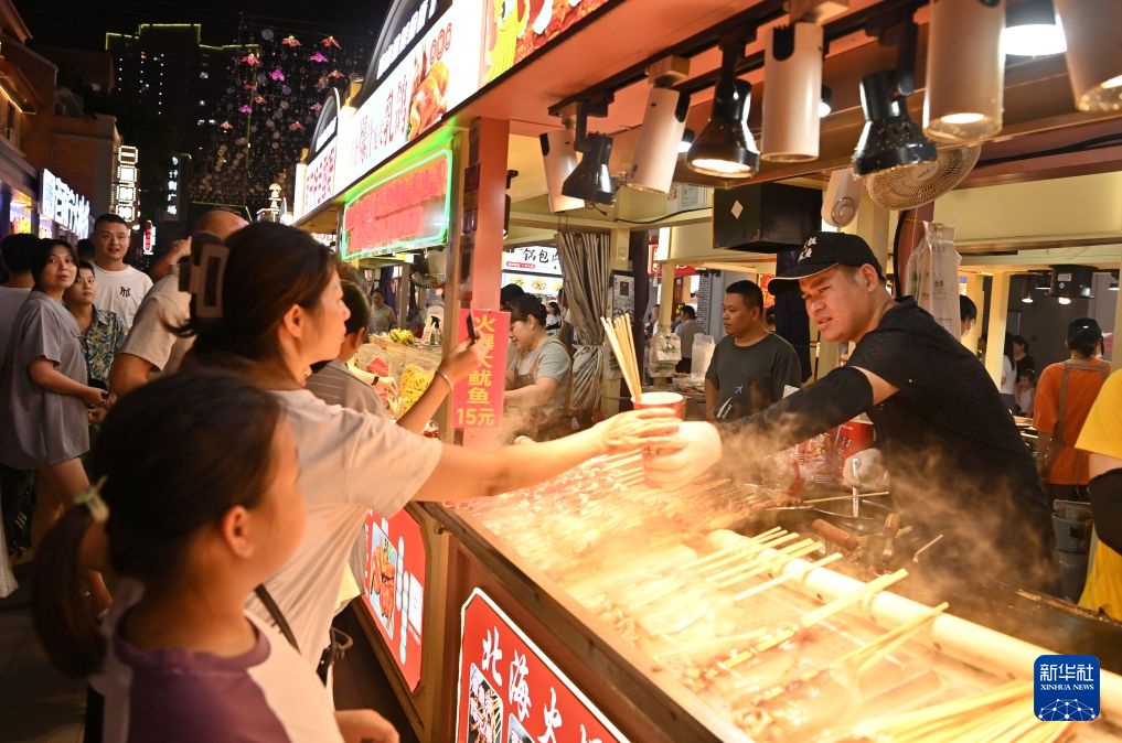 广西南宁:暑期带火“夜经济” 广西南宁:暑期带火“夜经济”