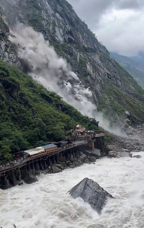 云南虎跳峡景区发生局部山体落石，景区回应
