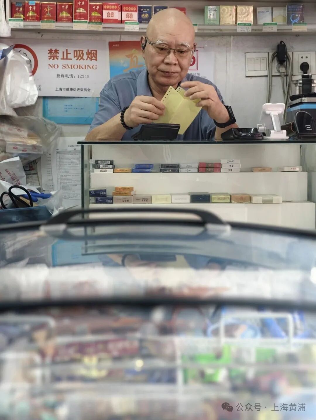 120多种冷饮低至0.8元！一天卖掉近1000箱！上海这家43年老店，老熟客专门从外区打车来