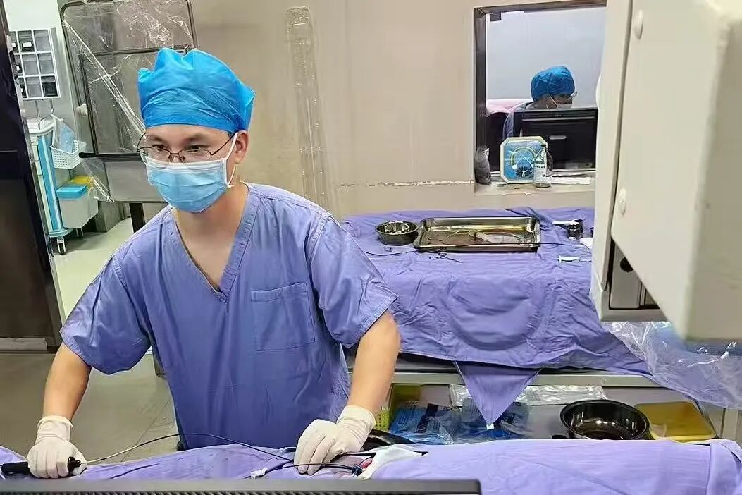 21岁小伙感冒后心跳狂飙到180次/分，高烧39.5℃不退，药物全部失效