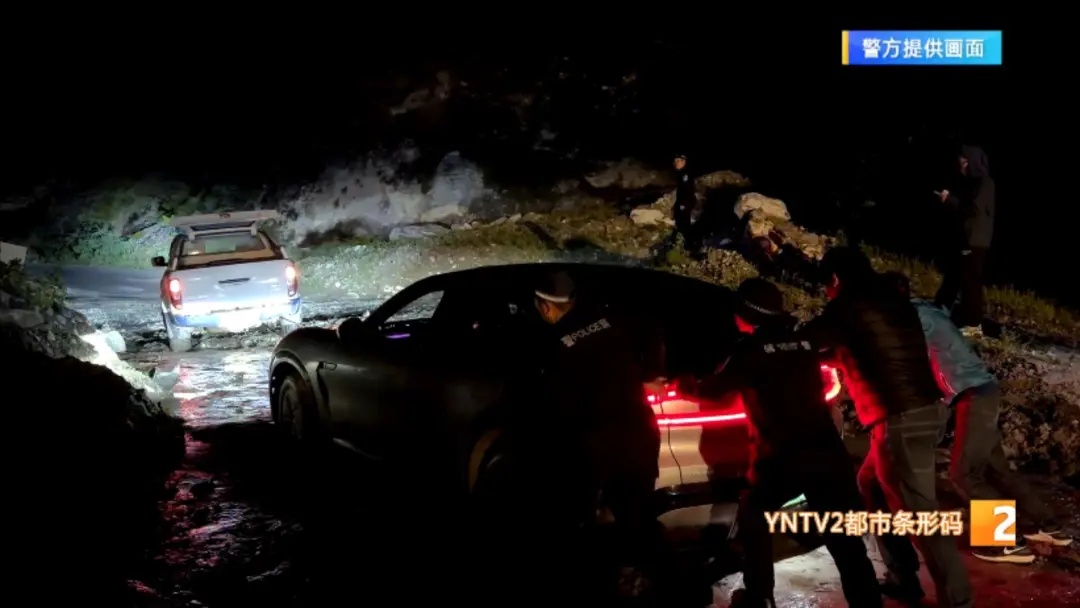 雨夜惊魂！自驾游虎跳峡遭遇泥石流，4人被困，民警驱车60公里极速营救！