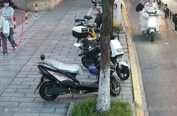 女子偷走超市3瓶飞天茅台,监控差点跟丢!“反侦查意识远超常人” 女子偷走超市3瓶飞天茅台,监控差点跟丢!“反侦查意识远超常人”