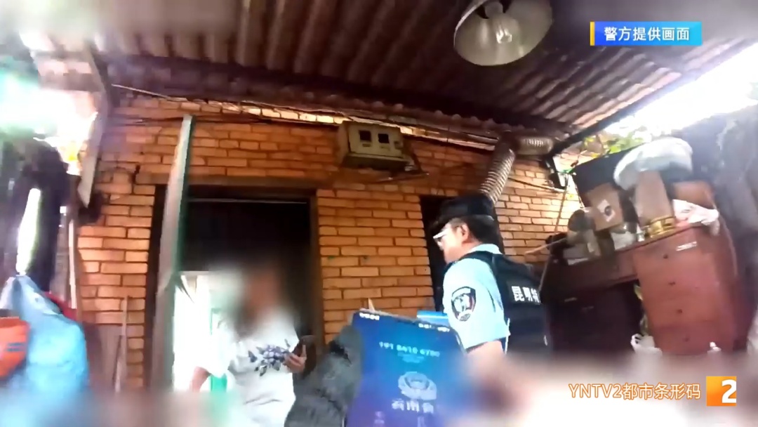 家门被倾倒大树死死堵住！昆明一对母女被困屋内无法出门，多方合力一小时移开枝干！