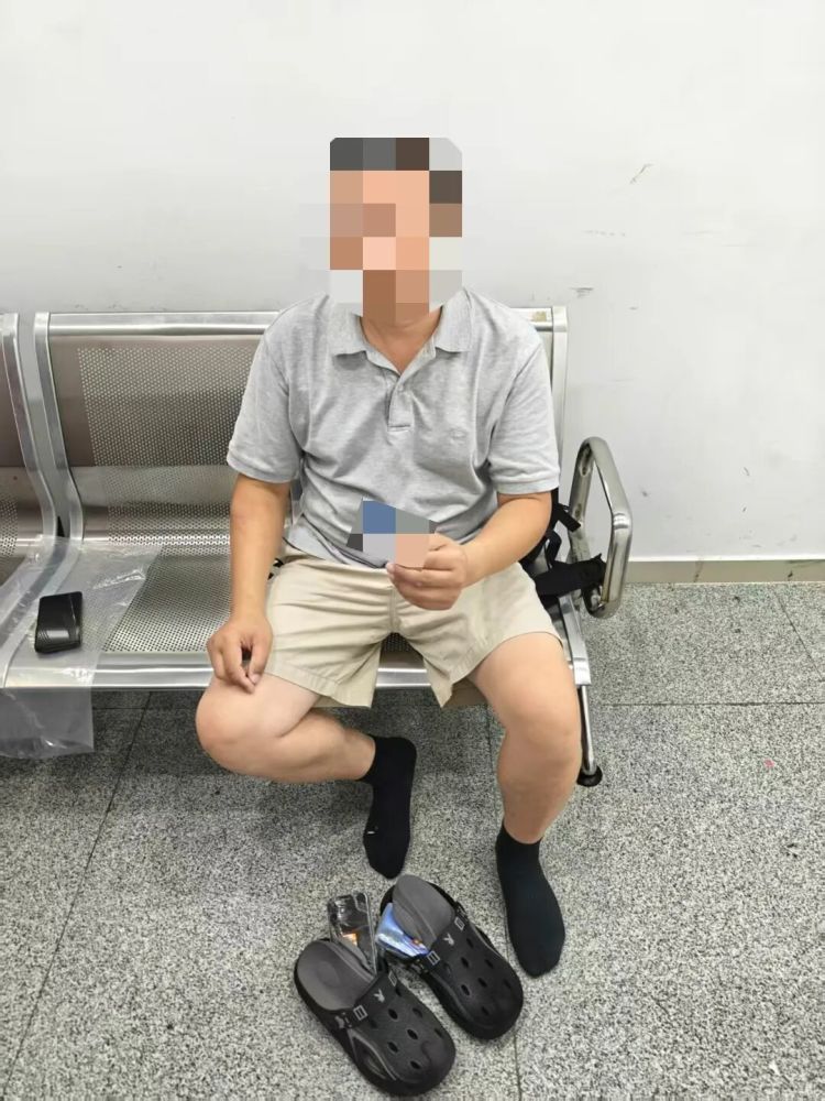 拱北海关所属闸口海关查获一旅客在鞋底藏匿旧手机走私进境,合计4台 拱北海关所属闸口海关查获一旅客在鞋底藏匿旧手机走私进境,合计4台