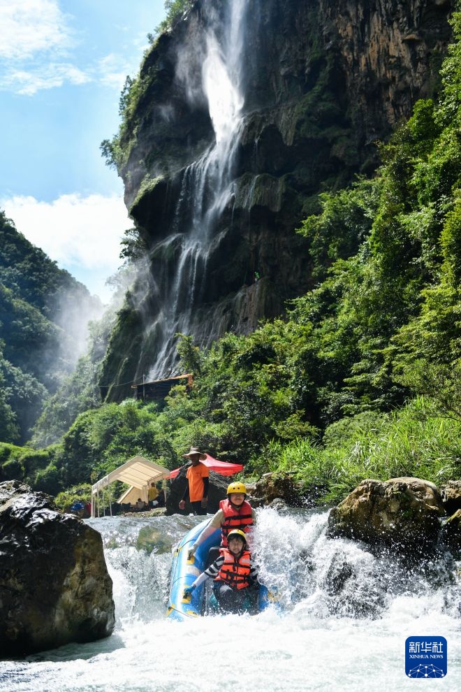 贵州黄平：“矿泉水”上的峡谷漂流