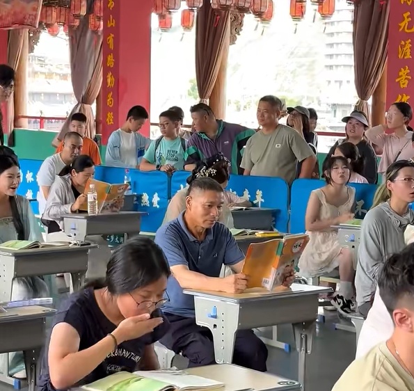 大爷参加“上课偷吃大赛”一口没吃，景区回应：像在回味小时候的课堂时光，令人动容