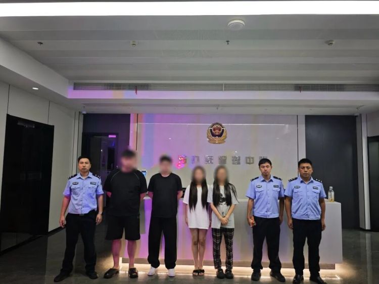 不对劲!台州街头一私家车里,有人反复把气球凑到嘴边吸气 不对劲!台州街头一私家车里,有人反复把气球凑到嘴边吸气