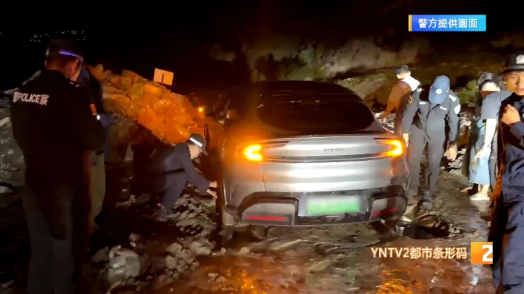 雨夜惊魂！自驾游虎跳峡遭遇泥石流，4人被困，民警驱车60公里极速营救！