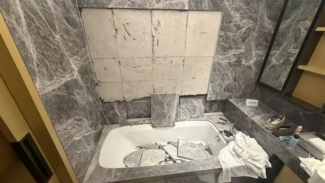 男子入住南京一酒店 凌晨泡澡时12块大理石瓷砖突然整体脱落 男子侥幸躲过 男子入住南京一酒店 凌晨泡澡时12块大理石瓷砖突然整体脱落 男子侥幸躲过