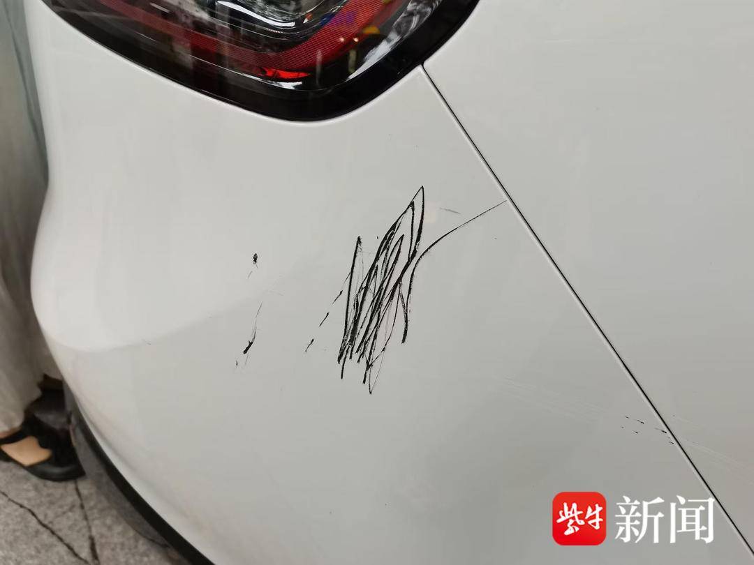 车辆被划找不到人！民警海量监控溯源，圆满化解纠纷获锦旗