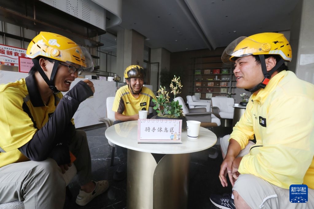 “暖新食堂” 关爱城市“奔跑者” “暖新食堂” 关爱城市“奔跑者”