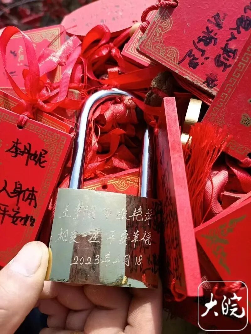 女子拍下3年前的同心锁,在平台喊话:你俩有娃了吗?锁主人竟现身评论区:已有宝宝 女子拍下3年前的同心锁,在平台喊话:你俩有娃了吗?锁主人竟现身评论区:已有宝宝