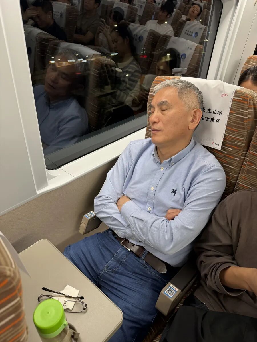 60岁男子坚持广州深圳往返通勤14年，回应“一把年纪这么折腾”：因为有值得做的事