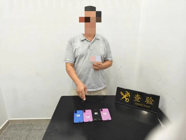拱北海关所属闸口海关查获一旅客在鞋底藏匿旧手机走私进境,合计4台 拱北海关所属闸口海关查获一旅客在鞋底藏匿旧手机走私进境,合计4台