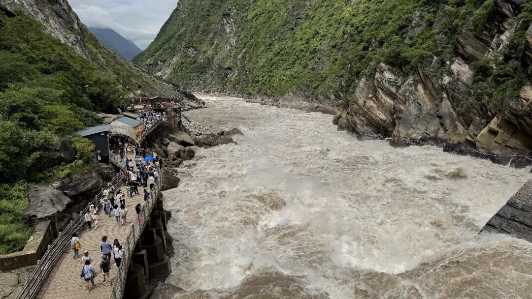 香格里拉虎跳峡景区:落石区域不在景区游览开放范围内,景区游览区域未受波及 香格里拉虎跳峡景区:落石区域不在景区游览开放范围内,景区游览区域未受波及