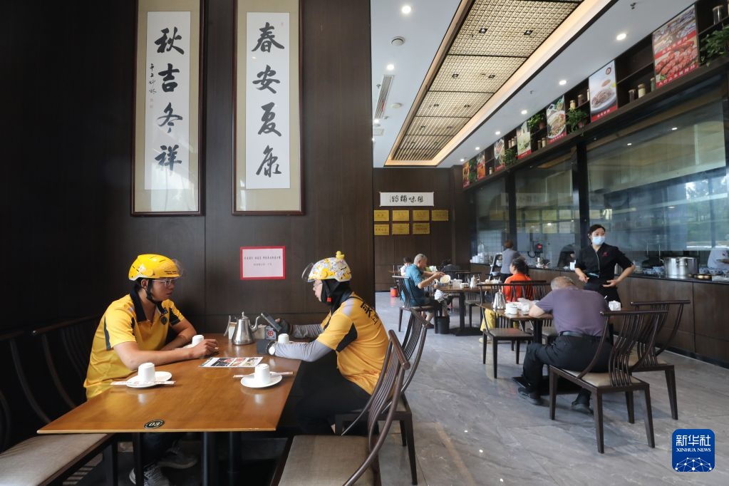 “暖新食堂” 关爱城市“奔跑者” “暖新食堂” 关爱城市“奔跑者”