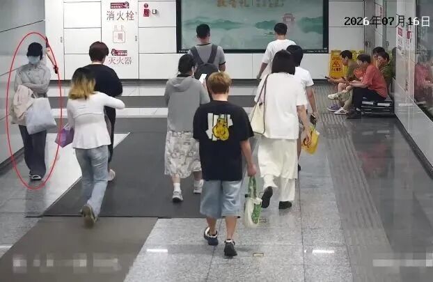 女子偷走超市3瓶飞天茅台,监控差点跟丢!“反侦查意识远超常人” 女子偷走超市3瓶飞天茅台,监控差点跟丢!“反侦查意识远超常人”