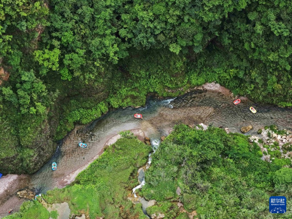 贵州黄平：“矿泉水”上的峡谷漂流