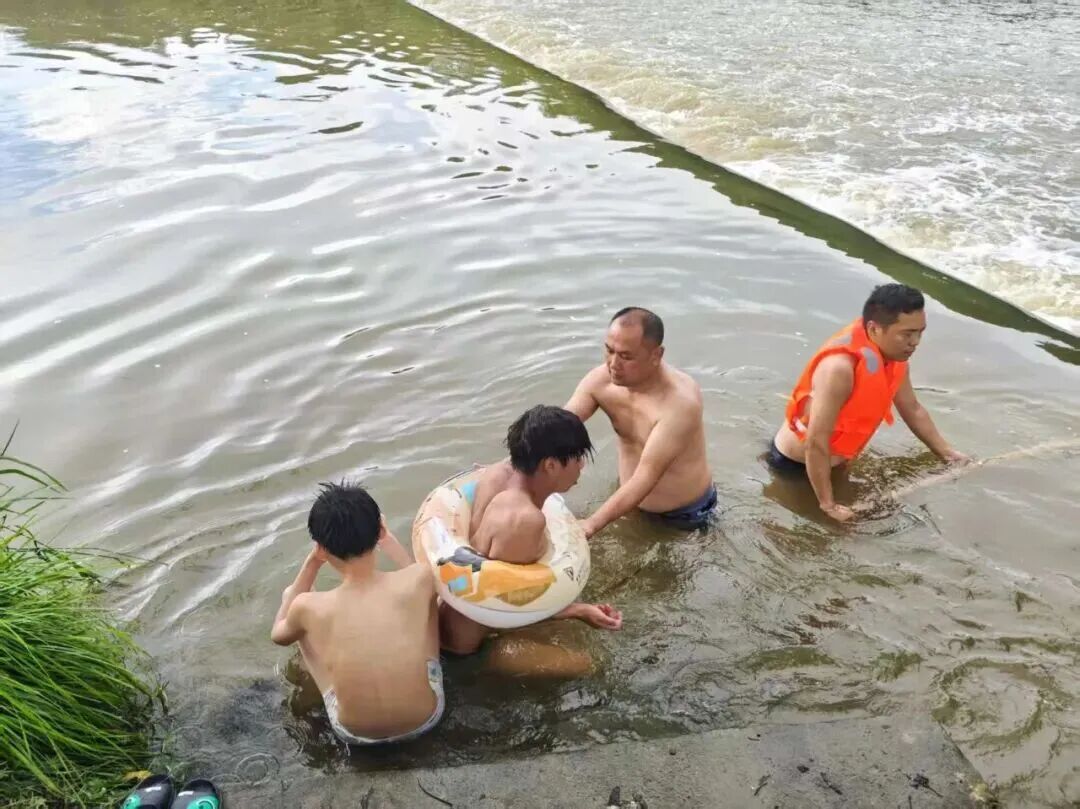 辅警一个举动,拯救三个家庭 辅警一个举动,拯救三个家庭