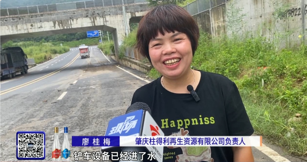 一家四口涉水被困车顶,铲斗当“救生船”连救5人 一家四口涉水被困车顶,铲斗当“救生船”连救5人