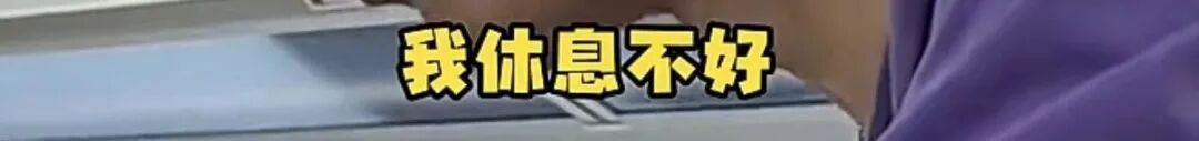 男子坐高铁遭“小孩哥”连环踢座椅，向他爸妈投诉，亲妈反手给娃一巴掌……