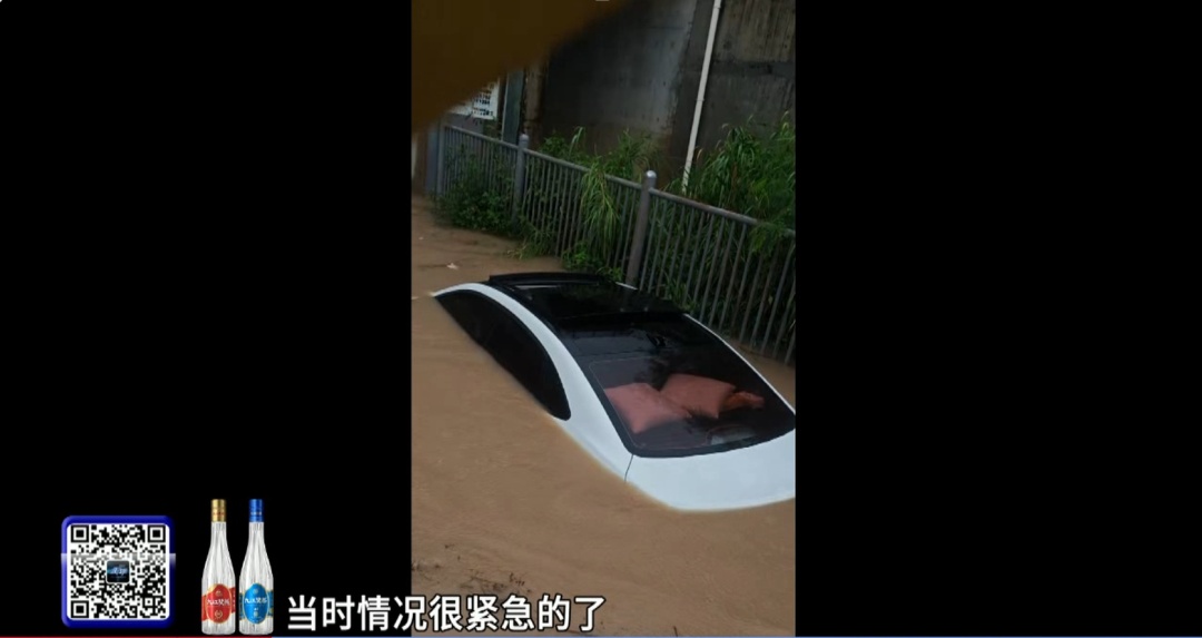 一家四口涉水被困车顶,铲斗当“救生船”连救5人 一家四口涉水被困车顶,铲斗当“救生船”连救5人
