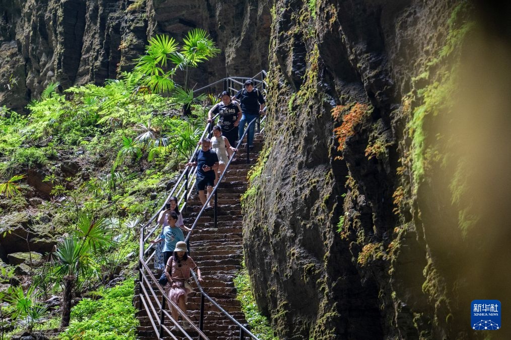 湖北宣恩：游绿水青山 享夏日清凉