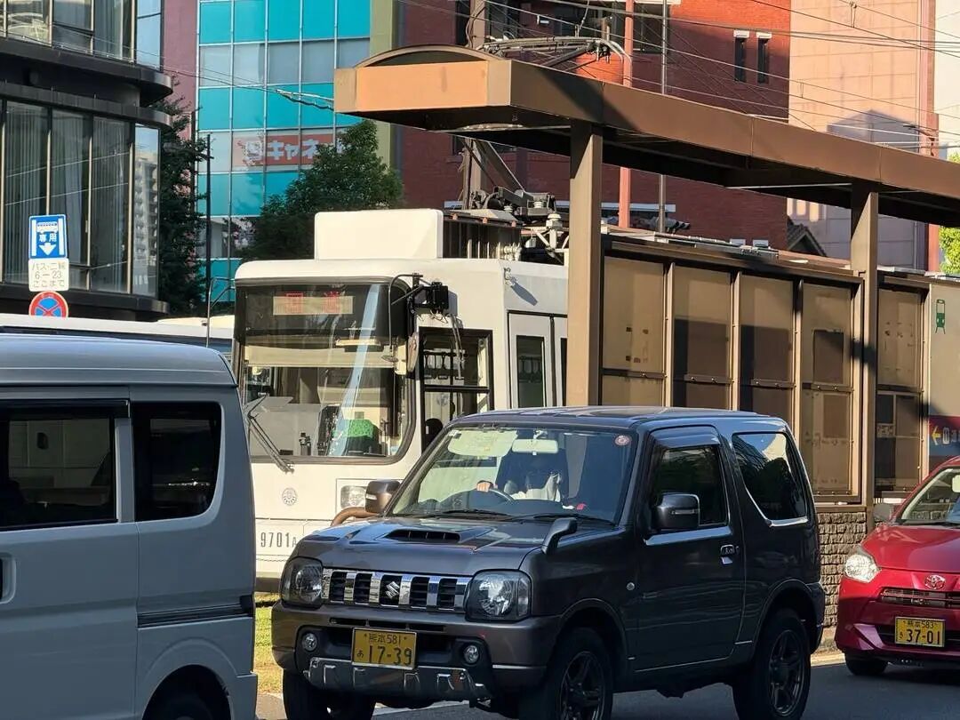 “包车出逃花了3500元，回国机票最贵超1.5万” 中国游客亲历日本熊本强震：没有预警，地震波来得很快，整栋楼晃到站不稳
