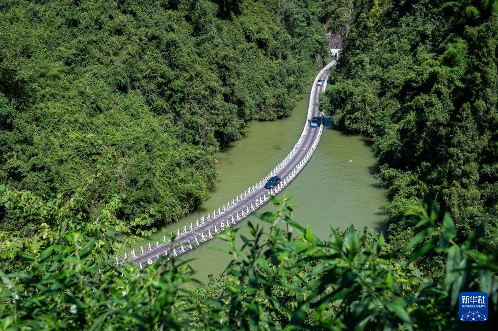 湖北宣恩：游绿水青山 享夏日清凉