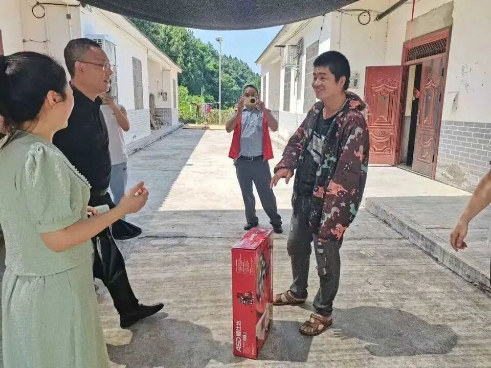 凌晨，聋哑男子突然挨家挨户砸门，背后原因令人感动又后怕