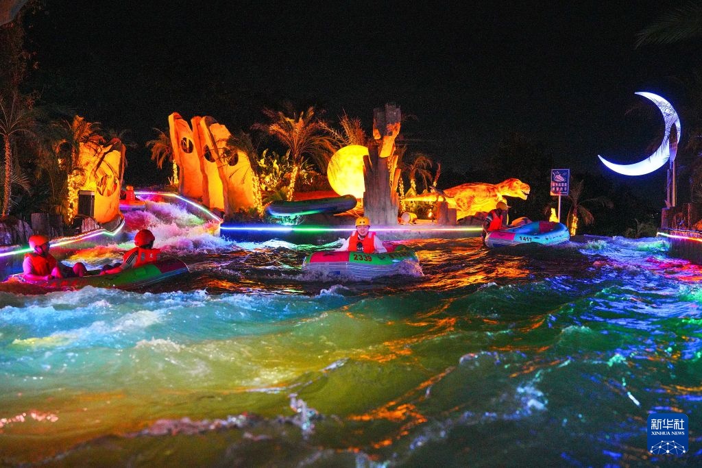 重庆：“星河夜漂”乐享夏日清凉