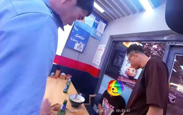 威海旅客手机被盗,辅警休班认出嫌疑人助破案 威海旅客手机被盗,辅警休班认出嫌疑人助破案