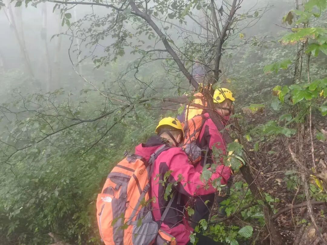 被困深山超30小时!老人迷信“山中听到有人呼喊名字不能应答”,与救援人员反向行走 被困深山超30小时!老人迷信“山中听到有人呼喊名字不能应答”,与救援人员反向行走
