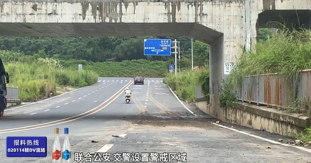 一家四口涉水被困车顶,铲斗当“救生船”连救5人 一家四口涉水被困车顶,铲斗当“救生船”连救5人
