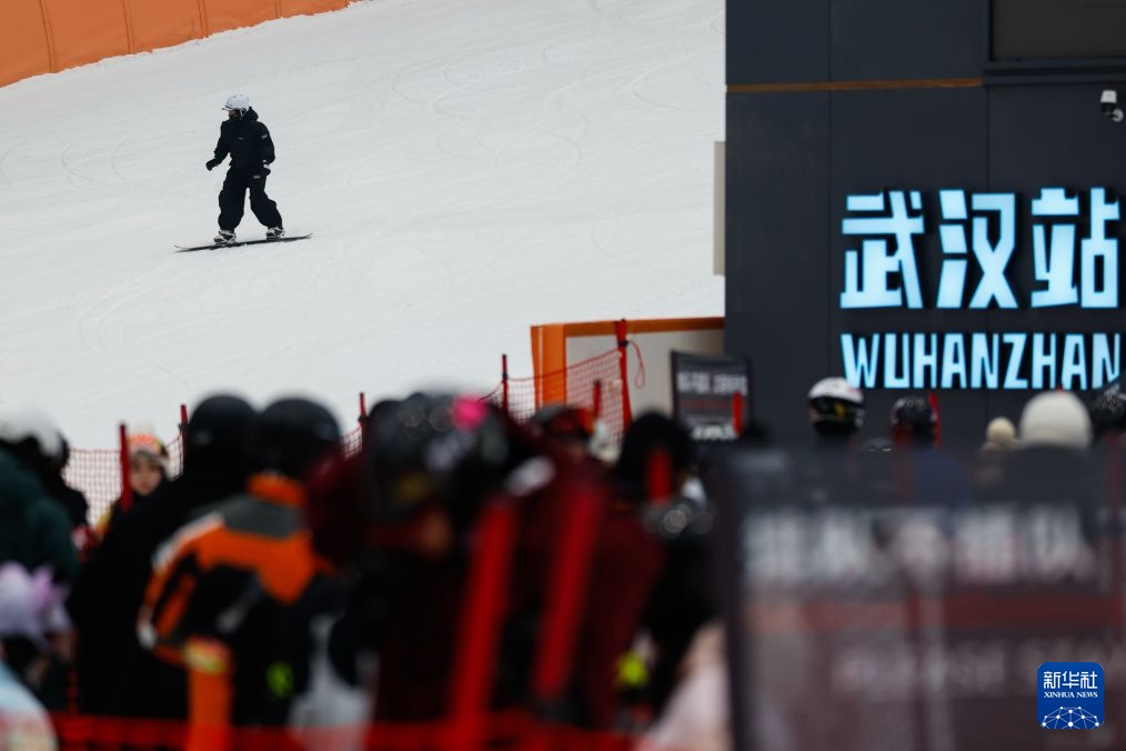 湖北武汉：室内滑雪享清凉