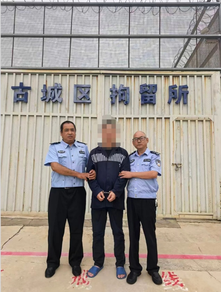 男子持假导游证带外籍旅游团在丽江被查,警方:拘留5日 男子持假导游证带外籍旅游团在丽江被查,警方:拘留5日