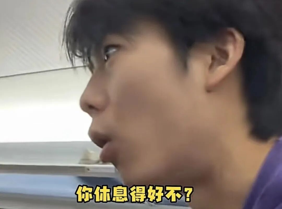 男子坐高铁遭“小孩哥”连环踢座椅，向他爸妈投诉，亲妈反手给娃一巴掌……
