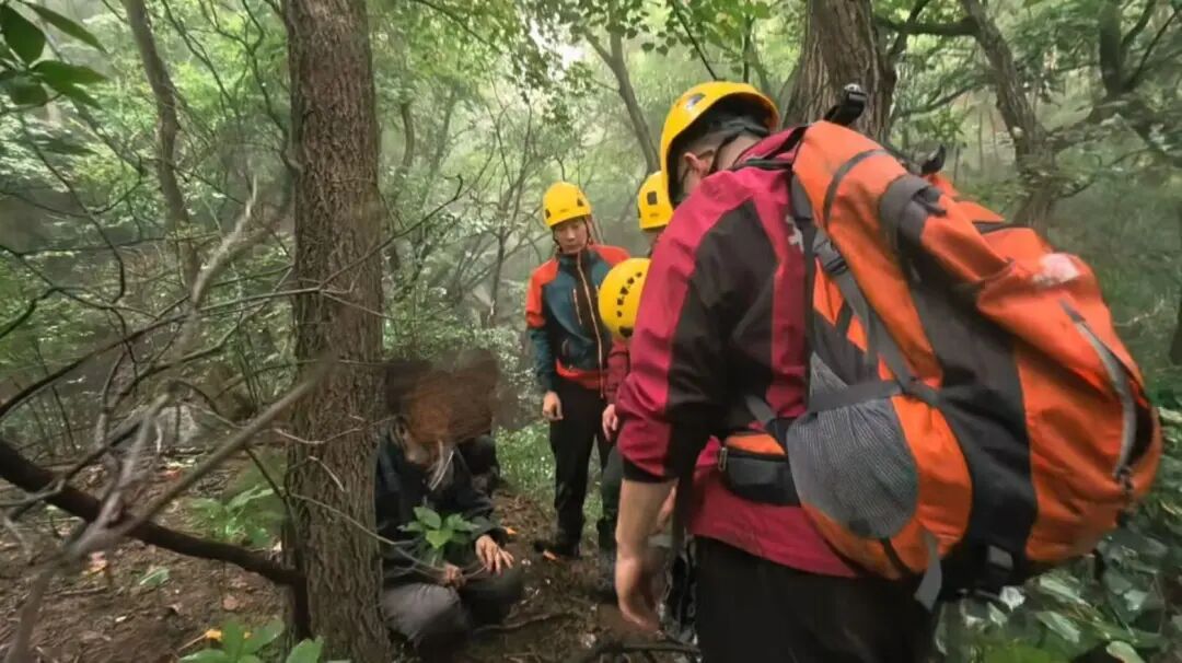 被困深山超30小时!老人迷信“山中听到有人呼喊名字不能应答”,与救援人员反向行走 被困深山超30小时!老人迷信“山中听到有人呼喊名字不能应答”,与救援人员反向行走