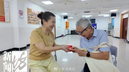 28.4元菜钱“逼”急七旬爷叔，上海阿姨垫付菜钱后径直离开！背后故事更暖