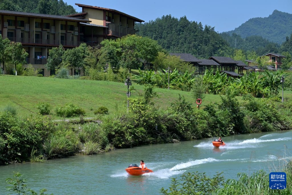 湖北宣恩：游绿水青山 享夏日清凉