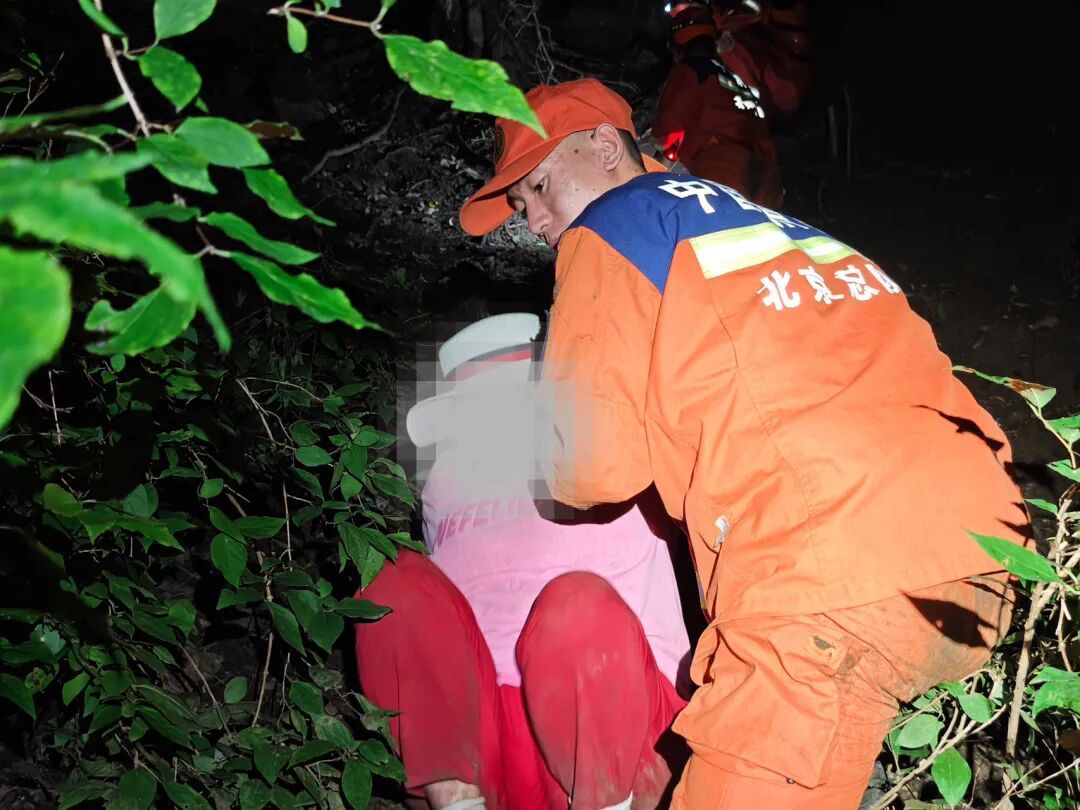 七旬老人独闯深山迷路 北京门头沟消防19小时昼夜营救