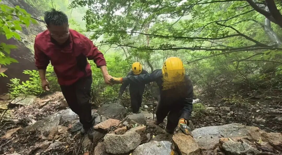 被困深山超30小时!老人迷信“山中听到有人呼喊名字不能应答”,与救援人员反向行走 被困深山超30小时!老人迷信“山中听到有人呼喊名字不能应答”,与救援人员反向行走