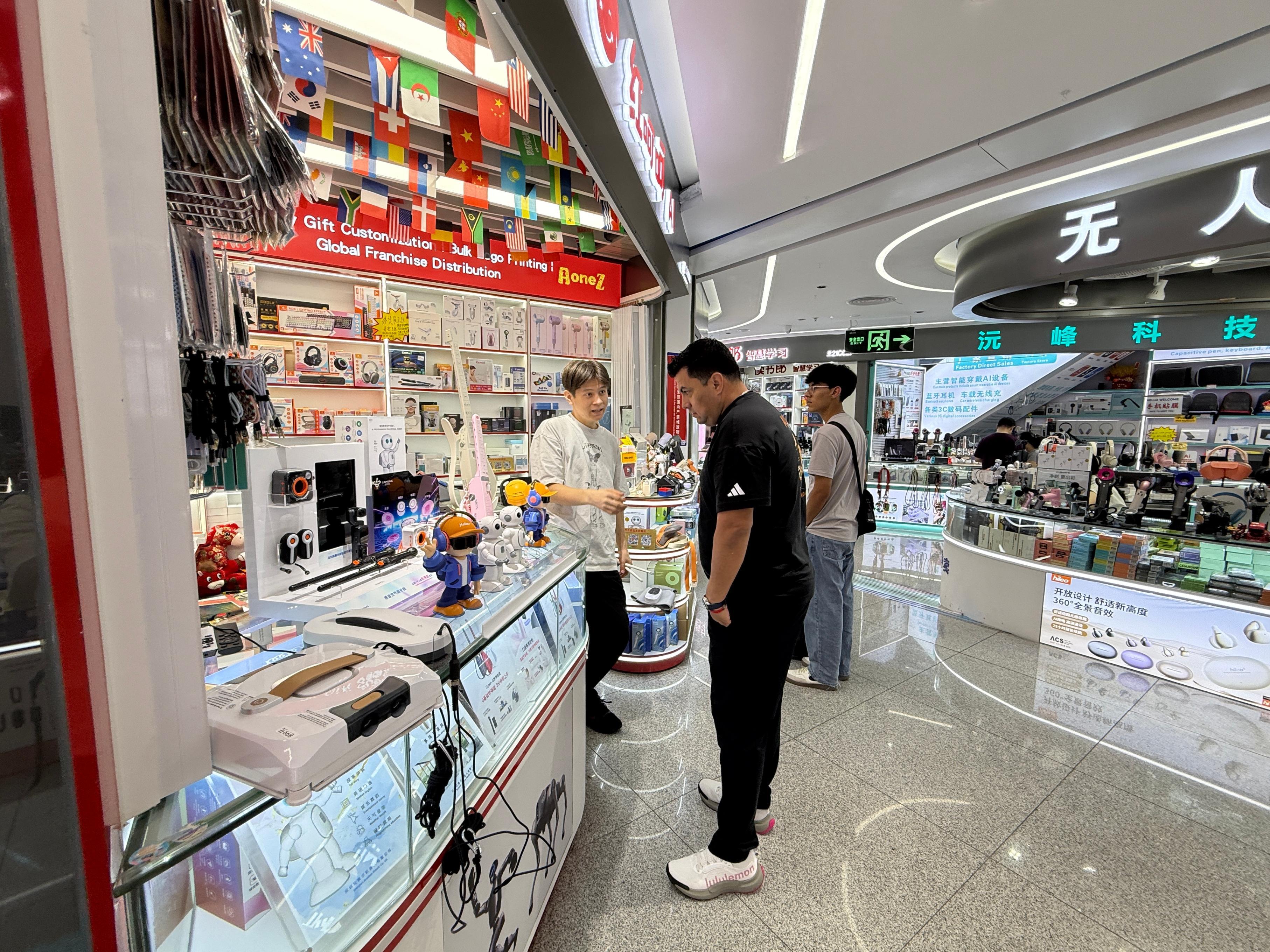 入境游新风景:“中国智造”成游客新宠 入境游新风景:“中国智造”成游客新宠