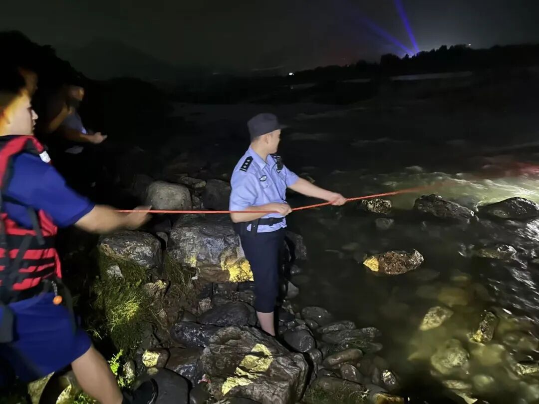 老人与羊被困河道……民警接下来的操作,太暖啦! 老人与羊被困河道……民警接下来的操作,太暖啦!