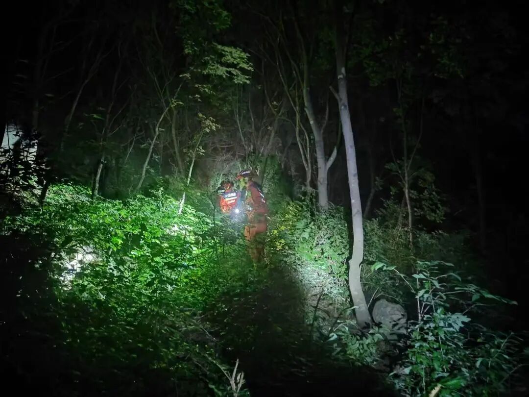 被困深山超30小时!老人迷信“山中听到有人呼喊名字不能应答”,与救援人员反向行走 被困深山超30小时!老人迷信“山中听到有人呼喊名字不能应答”,与救援人员反向行走