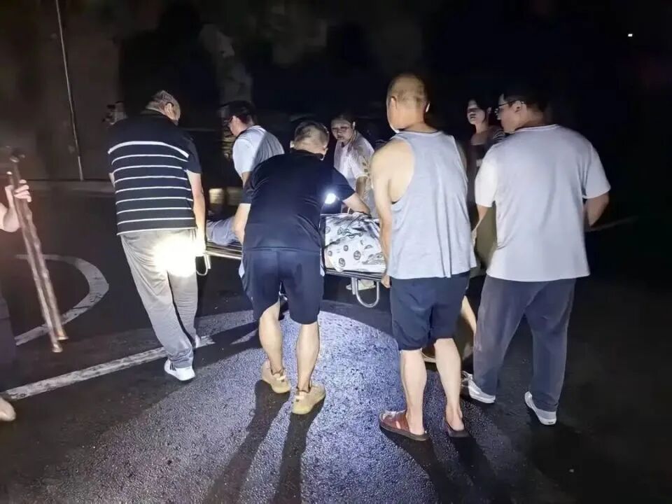 凌晨，聋哑男子突然挨家挨户砸门，背后原因令人感动又后怕